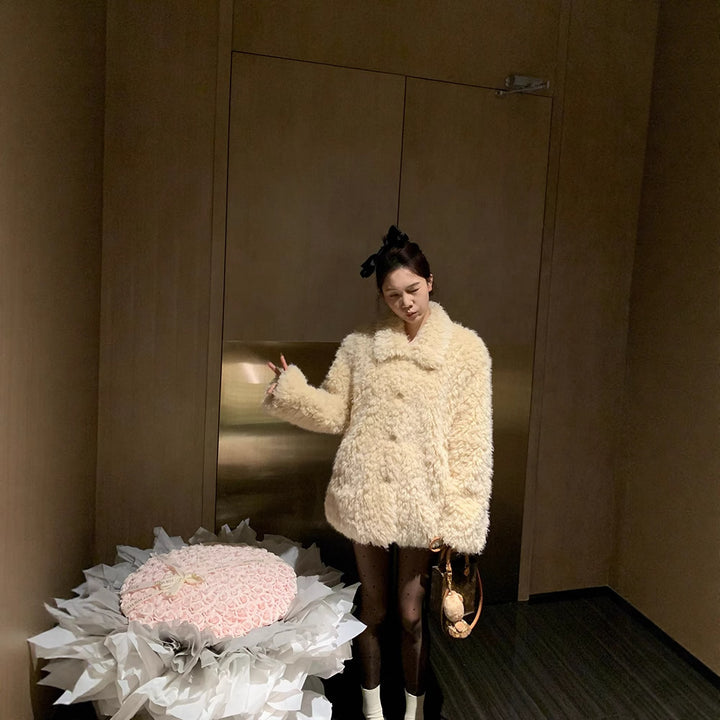 Women's Short Fur Teddy Coat with Large Collar and Boxy Oversize Silhouette Mune Fashion