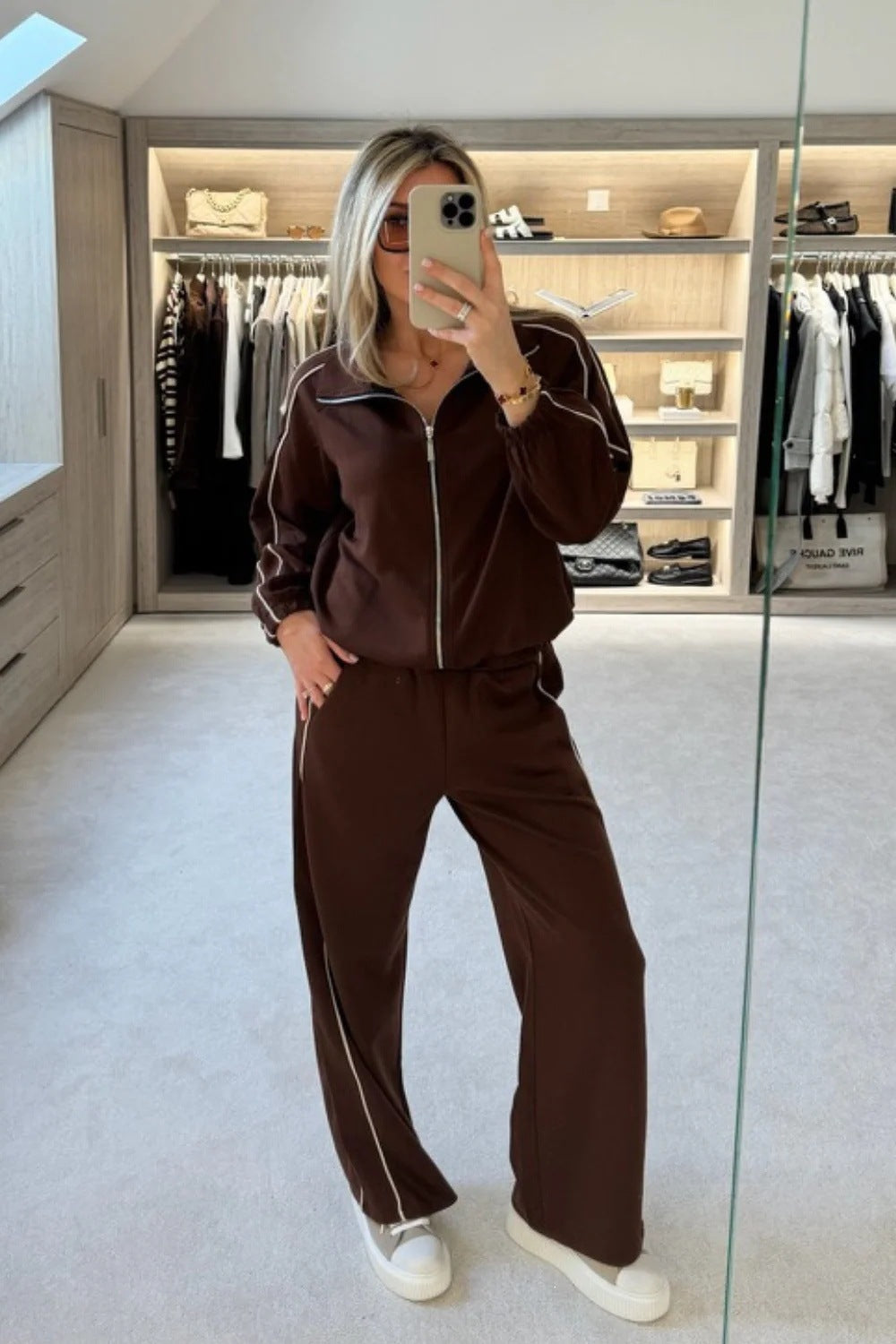 Women Two-Piece Training Set with Zipper and Contrast Piping Mune Fashion