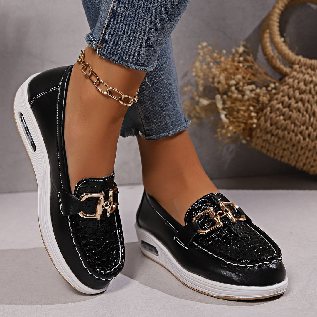 Women's fashionable platform slipper loafer with crocodile embossing, padded comfort insole, and gold decorative chain Mune Fashion