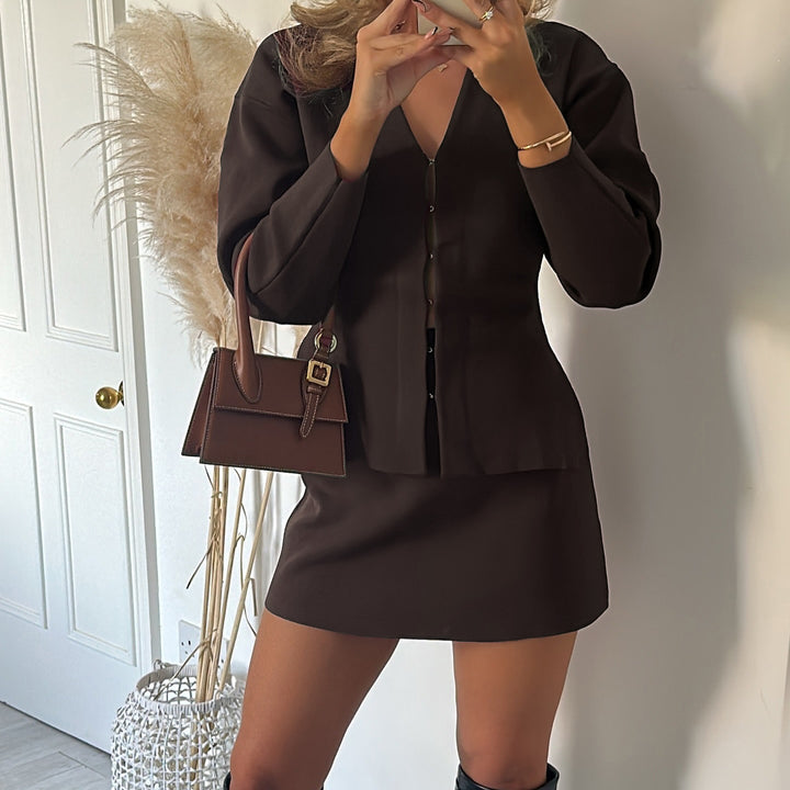 Women’s tailored fine knit cardigan with V-neckline and hook closure Mune Fashion
