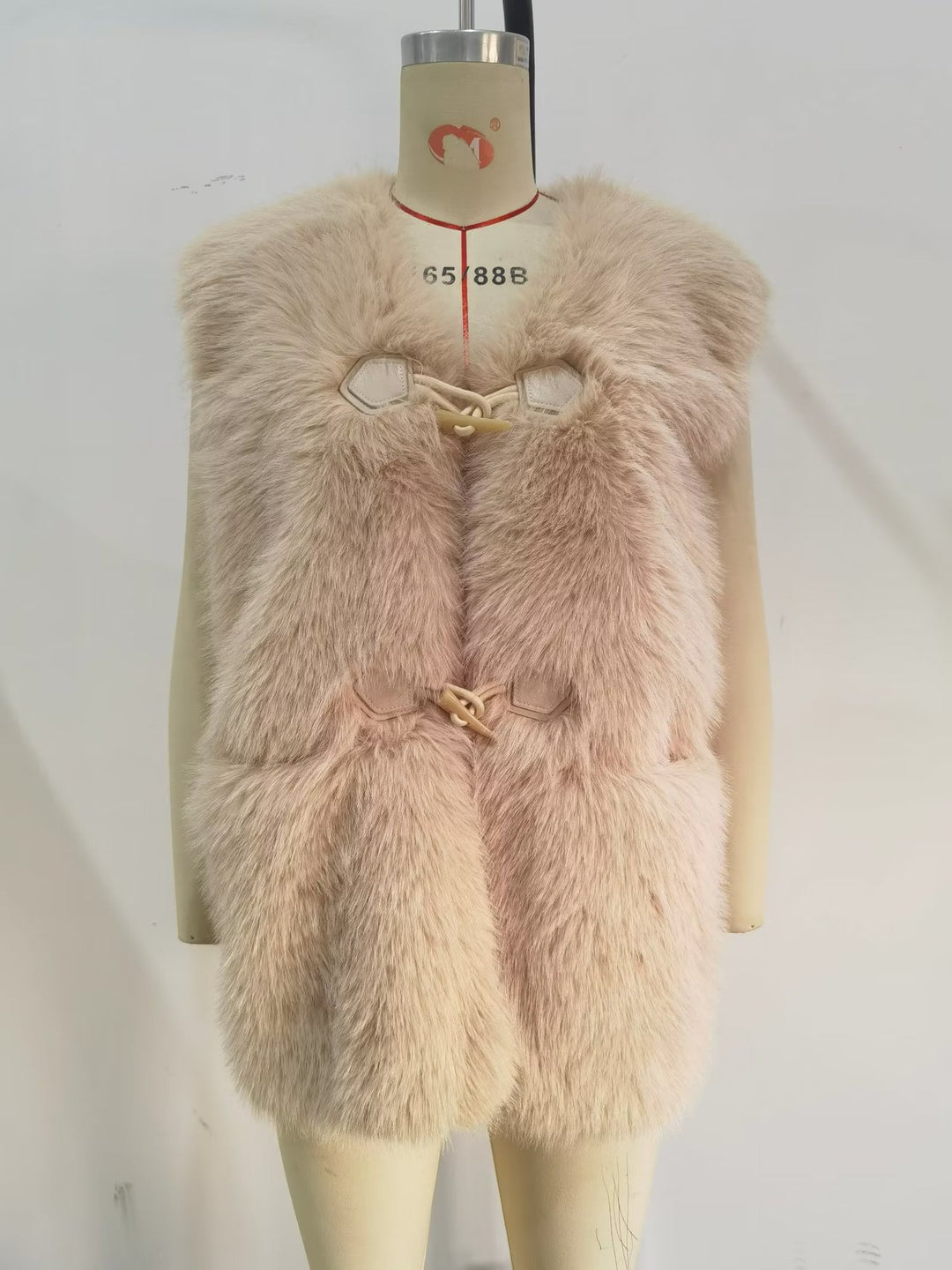 Women's luxurious faux fur vest with toggle closure and voluminous stand-up collar Mune Fashion