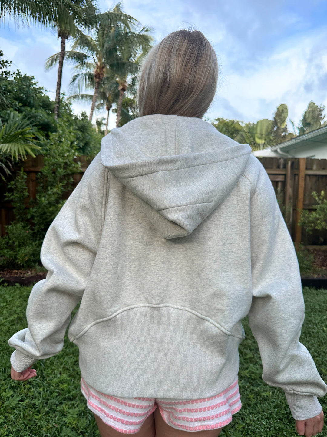 Women's oversized hoodie with short zipper, kangaroo pocket, and lightweight fleece lining Mune Fashion
