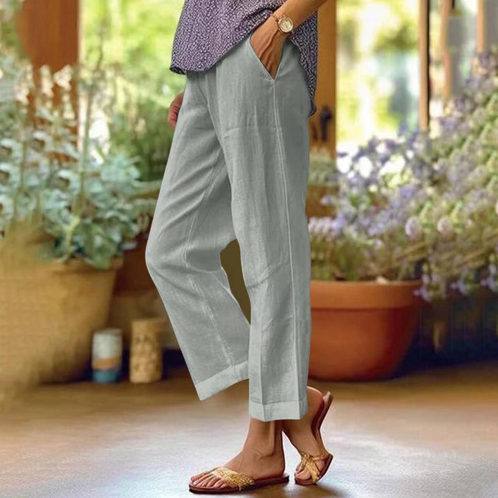 Ladies casual cropped trousers with straight leg, subtle crease and side pockets Mune Fashion
