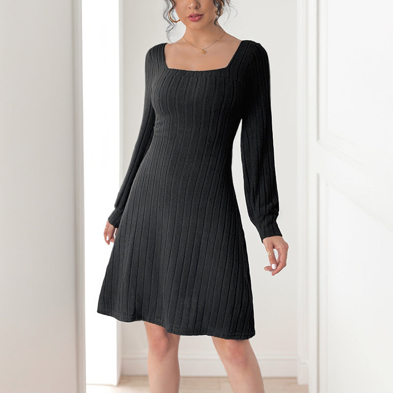 Ladies midi dress made of fine knit with ribbed textured pattern, tailored silhouette and square neckline Mune Fashion