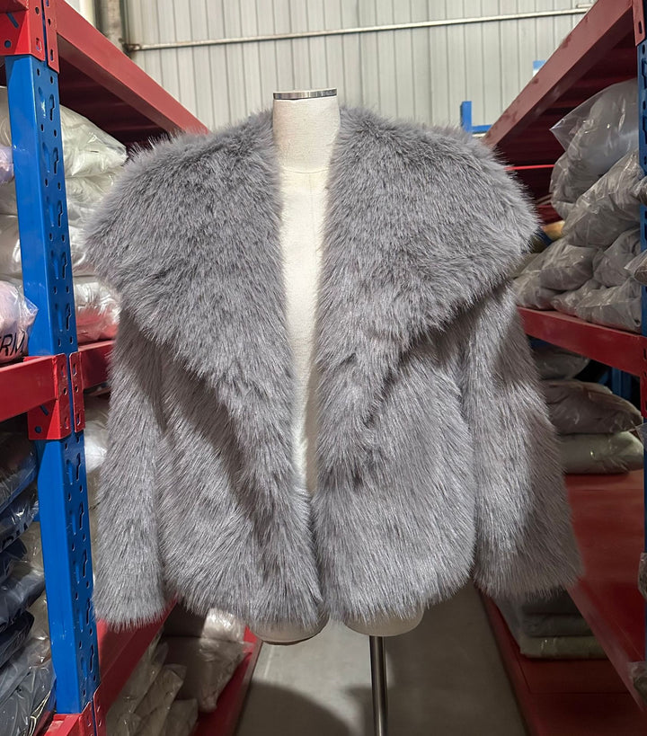 Women's short bolero in boxy cut made of vegan shaggy faux fur with XXL shawl collar Mune Fashion