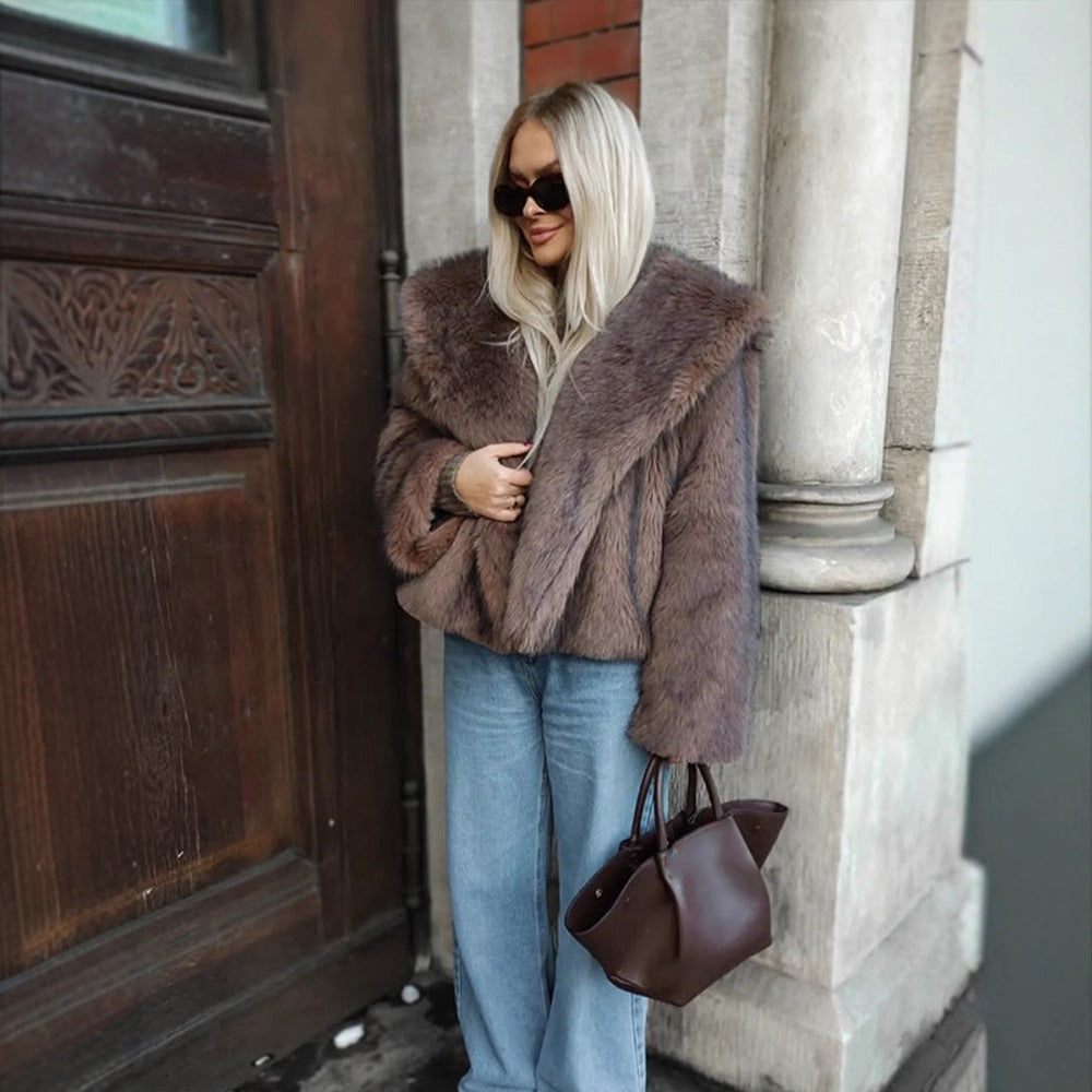 Ladies short jacket made of faux fur in a boxy fit with voluminous shawl collar Mune Fashion