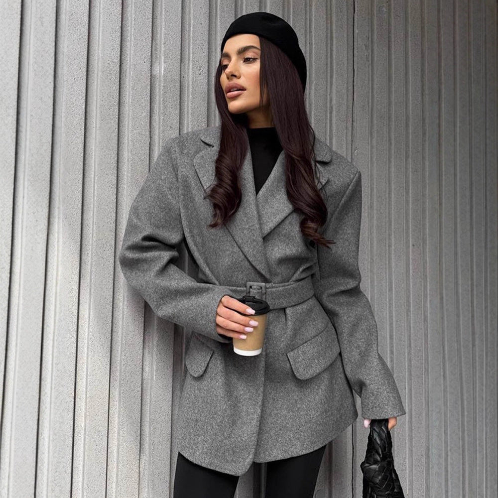 Women's short coat in blazer style made of wool blend with waist belt & flap pockets Mune Fashion