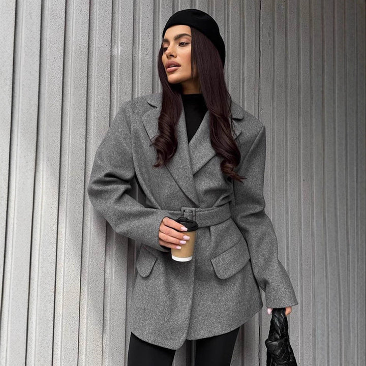 Women's short coat in blazer style made of wool blend with waist belt & flap pockets Mune Fashion