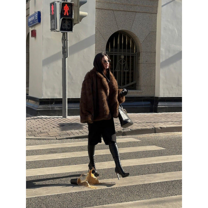 Women's Luxurious Faux Fur Coat with Elegant Cut Mune