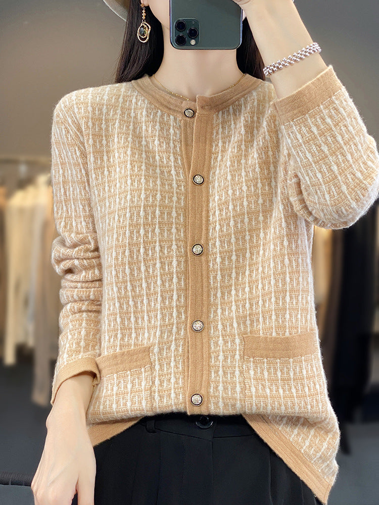 Women's knitted cardigan in bouclé-grid pattern with round neck, decorative button placket, and patch pockets Mune Fashion