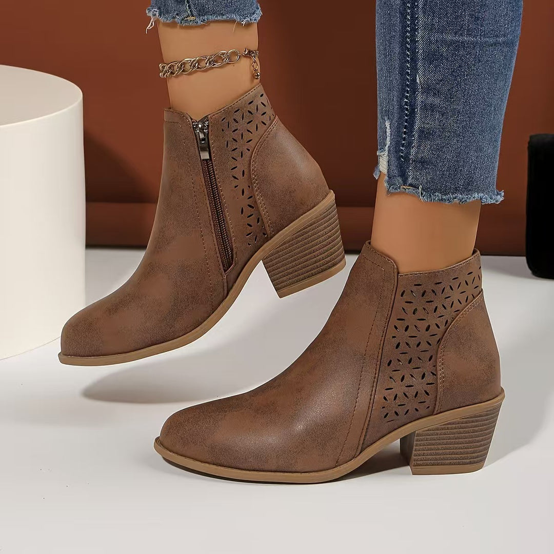 Damen Stiefeletten mit laserperforiertem Blattmuster, Wildlederoptik und mittlerem Blockabsatz Mune Fashion