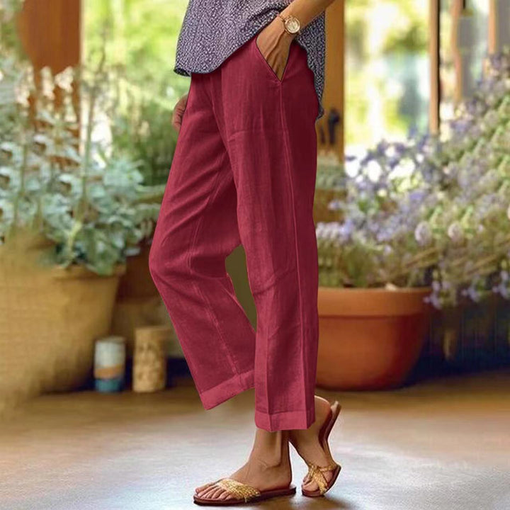 Ladies casual cropped trousers with straight leg, subtle crease and side pockets Mune Fashion