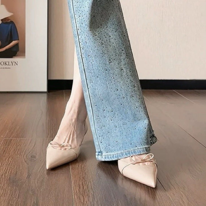 Damen Elegante Lack‑D'Orsay‑Pumps mit spitzer Zehenkappe, niedrigem Kittenabsatz und zartem Zierriemchen Mune Fashion