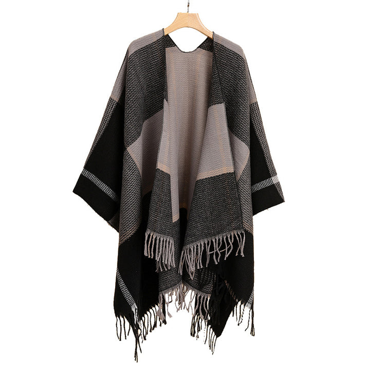 Women's Oversize Cape Poncho made of textured knit blend with V-neck, plaid pattern and fringes Mune Fashion