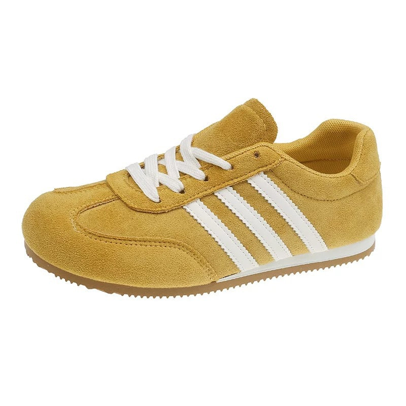 Women's retro sneaker made of suede leather look with three-stripe detail and rubber sole Mune Fashion