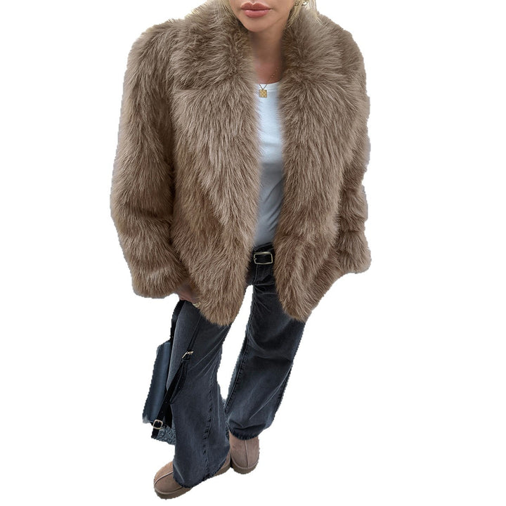 Women's short faux fur coat with voluminous shawl collar, oversized fit and soft texture Mune Fashion