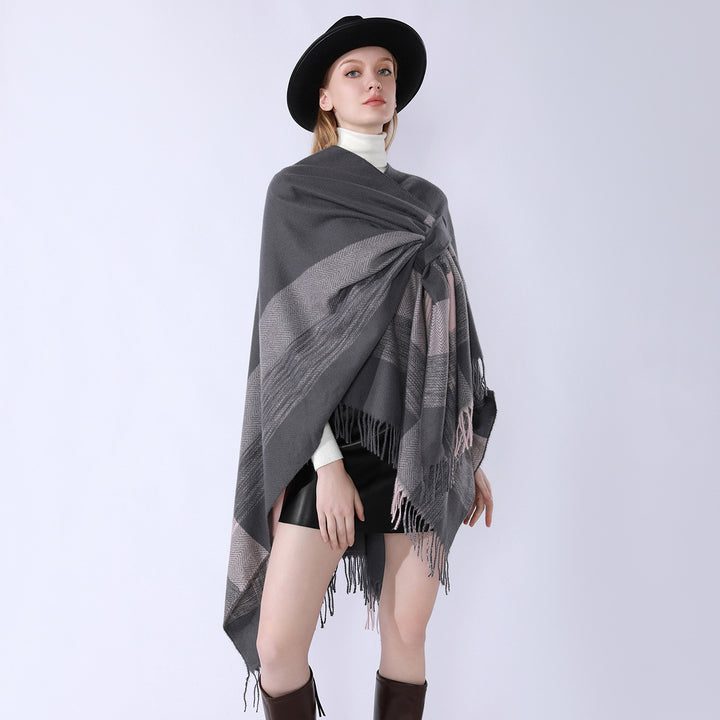 Women's cape poncho made of wool blend with sleeve slits, open front and fringe hem Mune Fashion