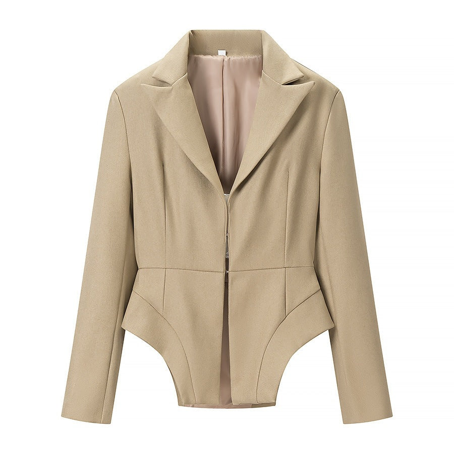 Women's tailored short blazer with curved hip contour and zipper Mune Fashion