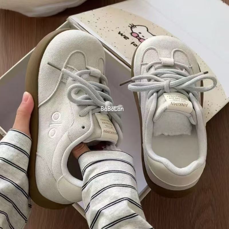 Women's casual sneakers with soft upper material and comfortable cushioning Mune Fashion