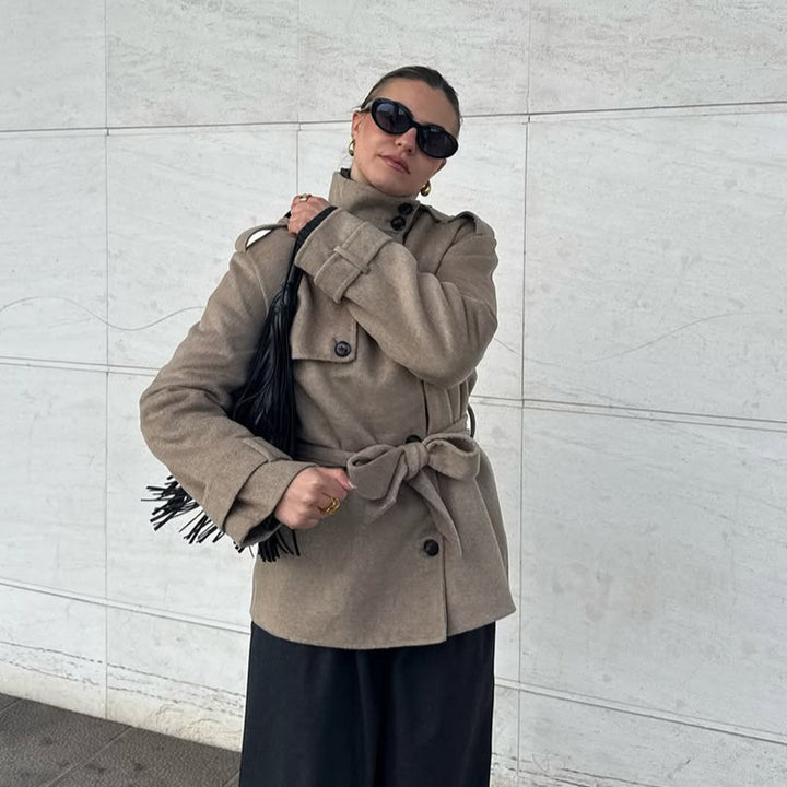 Women's short trench coat with belt and stand-up collar Mune Fashion
