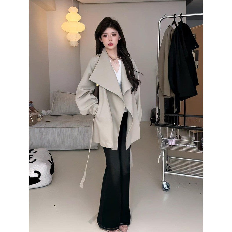 Women's short coat with wide cut stand-up collar and waist belt Mune Fashion