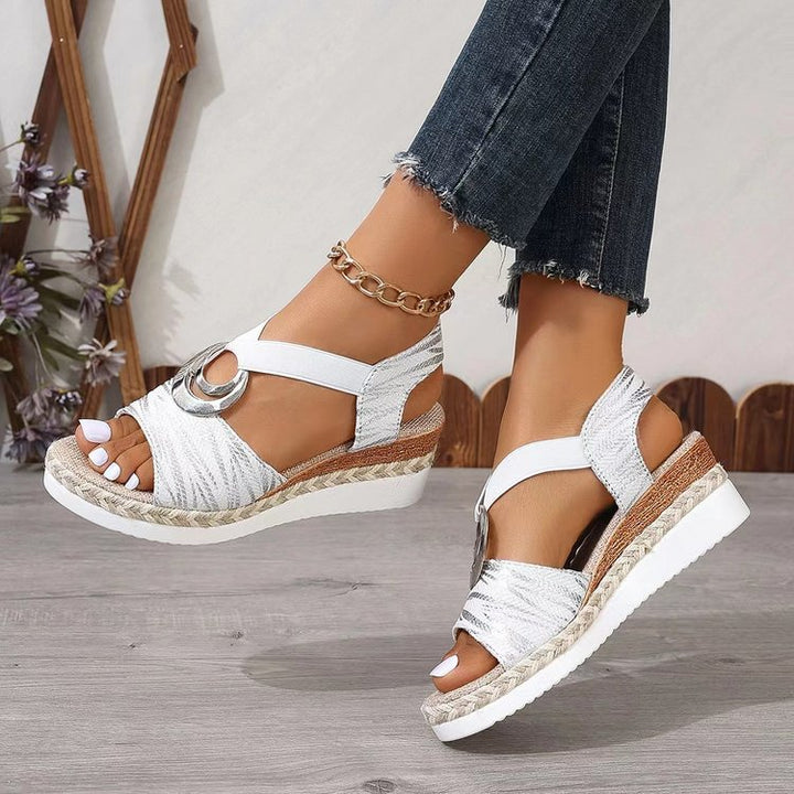Damen Keil-Sandalen mit Metallic-Optik, dekorativem Ring und Elastik-Fersenriemen Mune Fashion