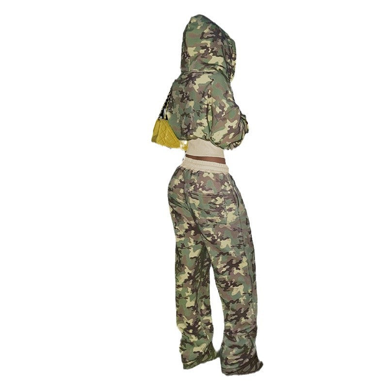 Women's short-cut hooded jacket with camouflage pattern, front zipper, kangaroo pocket and wide ribbed hem Mune Fashion