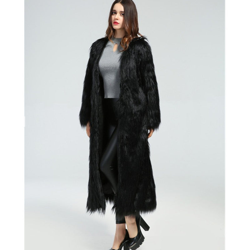 Women's extravagant floor-length high-pile faux fur coat with train and open cut Mune Fashion