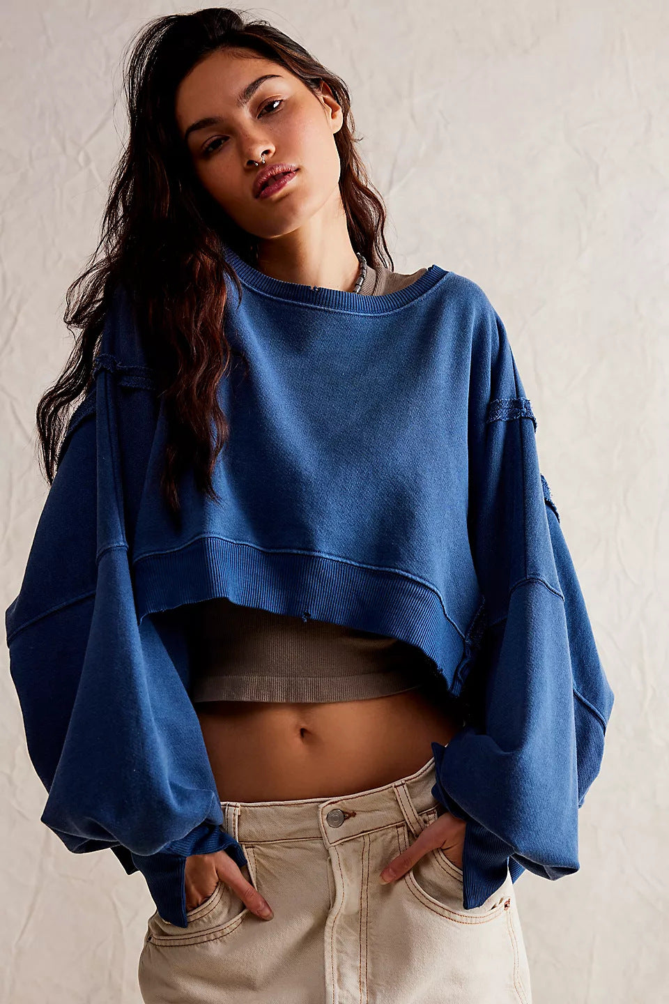 Women's cropped oversized sweatshirt with thumb hole, frayed hem, and wide raglan sleeves Mune Fashion
