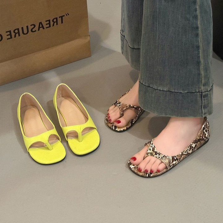 Women Flat Slip-On Sandals with Toe Ring and Soft Comfort Insole Mune Fashion