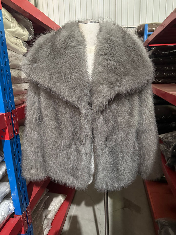 Women's short bolero in boxy cut made of vegan shaggy faux fur with XXL shawl collar Mune Fashion
