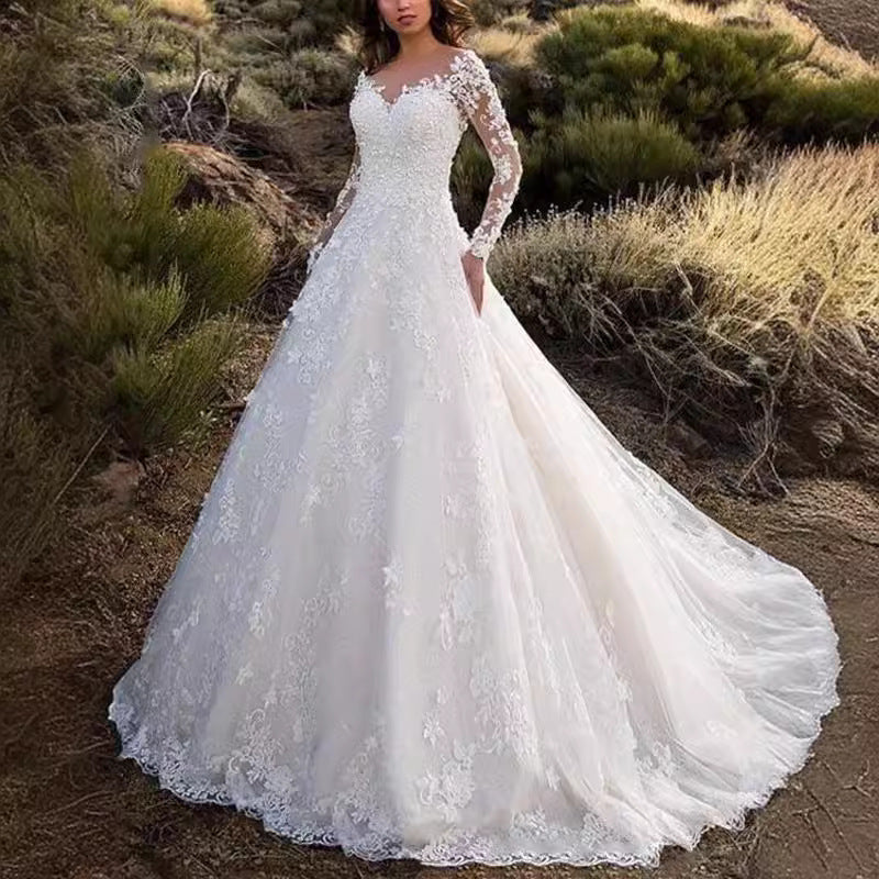 Elegant women's wedding dress with lace detailing & voluminous skirt for wedding | Mune Fashion