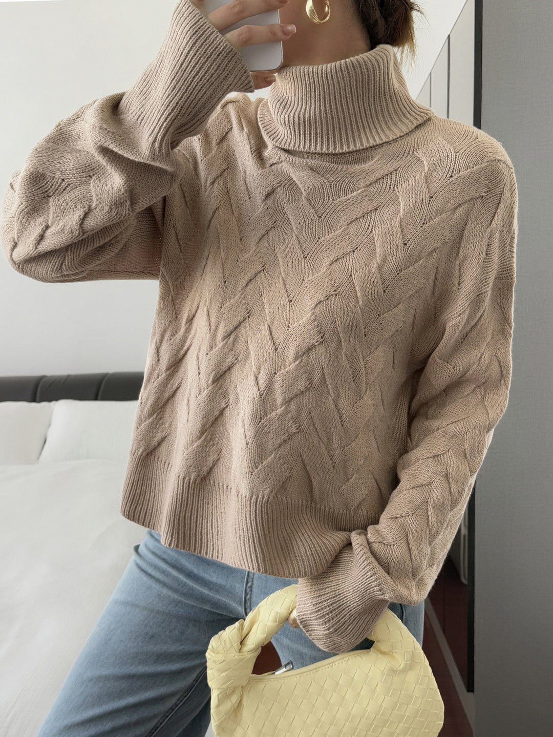 Women's chunky knit turtleneck sweater with cable structure, oversized fit and longer sleeves Mune Fashion