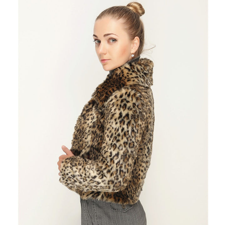 Ladies short jacket made of synthetic fur with a tailored cut, lapel collar and concealed closure Mune Fashion