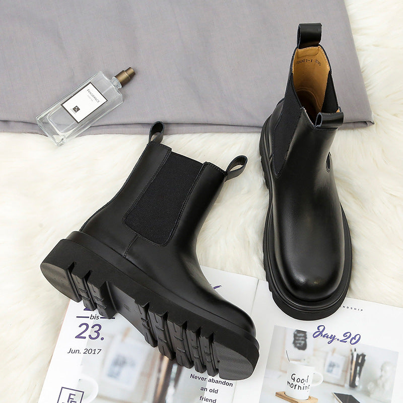 Women's Chelsea boots with elastic insert and distinctive profiled sole Mune Fashion
