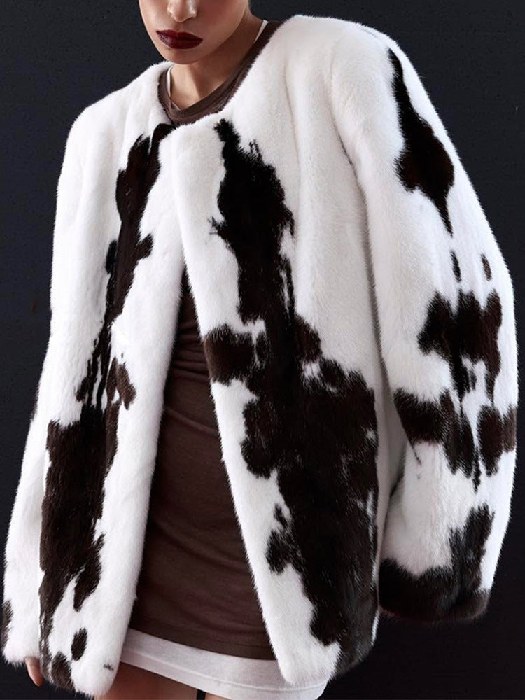 Women's short coat made of faux fur with boxy silhouette and cow print pattern Mune Fashion