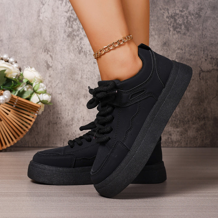 Women's platform sneaker with thick sole, oversized laces, and padded ankle area Mune Fashion