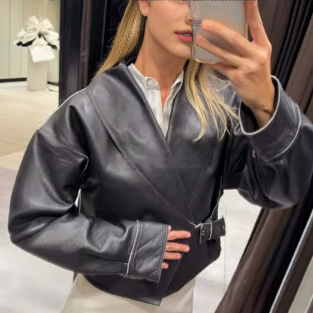 Women's short jacket made of synthetic leather with side buckle waist and voluminous raglan sleeves Mune Fashion