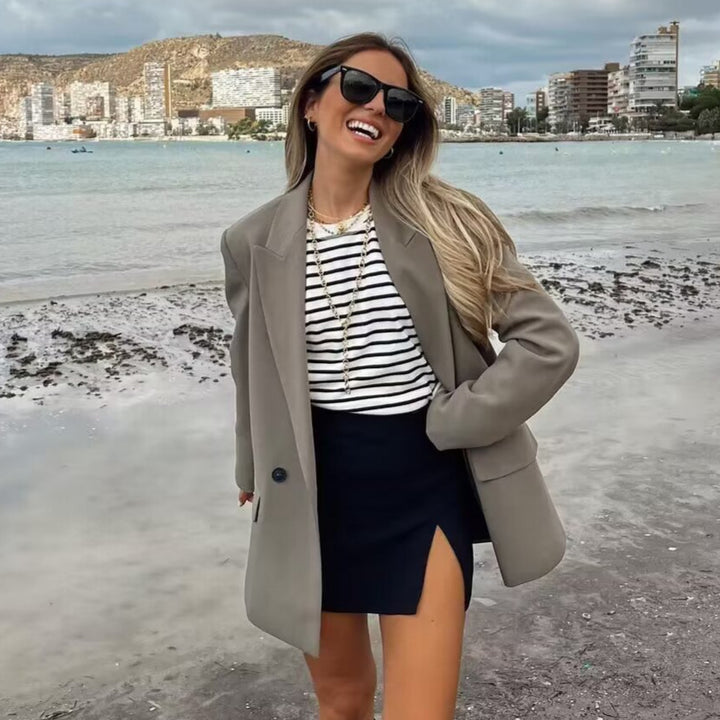 Women's tailored double-breasted blazer with pointed lapels, flap pockets, and light lining Mune Fashion