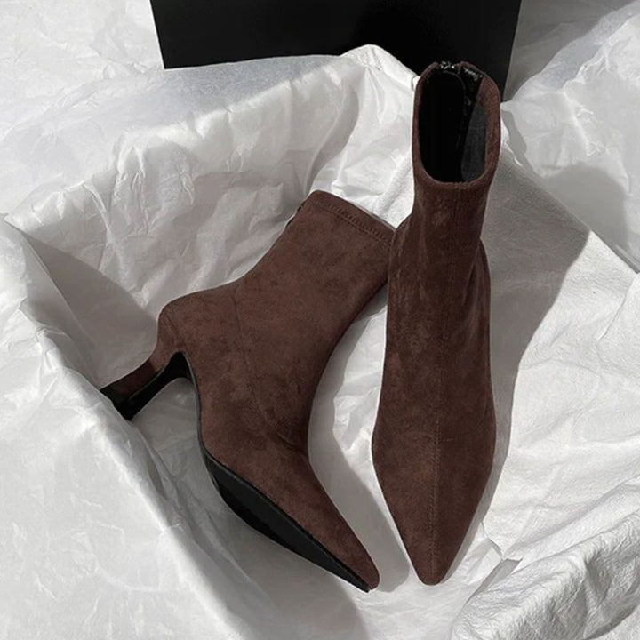 Women pointed toe ankle boots made of suede with sculpted heel and slim shaft Mune Fashion