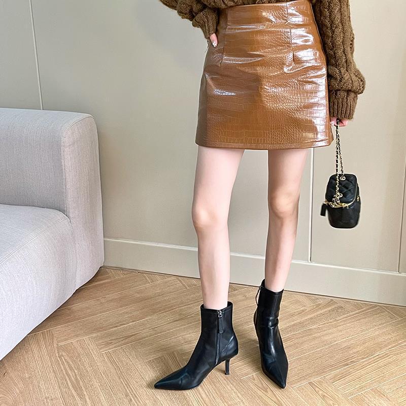 Ladies ankle-high stretch ankle boots with pointed toe and slim sculpted heel Mune Fashion
