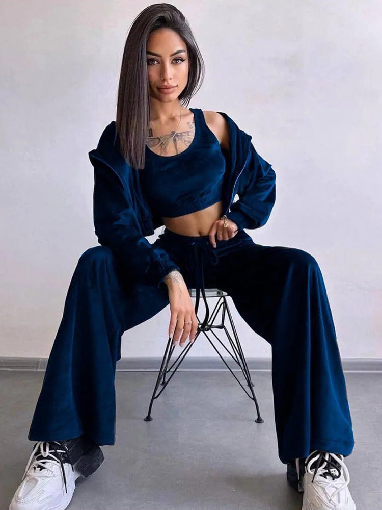 Ladies luxurious velour lounge set with short zip hoodie and wide high-waist pants Mune Fashion