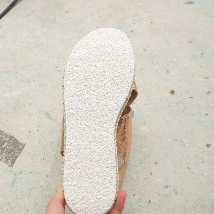 Ladies' plateau sandals made of embossed faux leather with braided espadrille sole and adjustable heel strap Mune Fashion