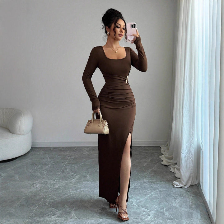Ladies body-hugging maxi dress with square neckline, fitted gathering and high side slit Mune Fashion