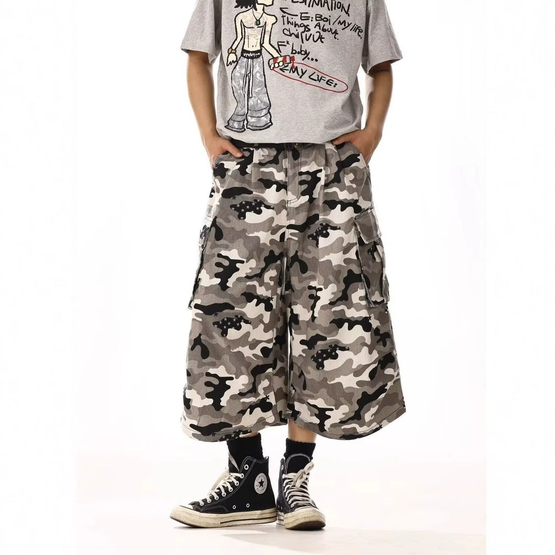 Men's cargo shorts with a loose fit and camouflage pattern Mune Fashion
