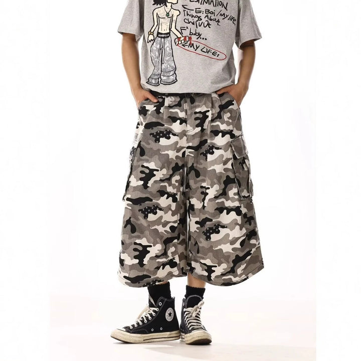Men's cargo shorts with a loose fit and camouflage pattern Mune Fashion