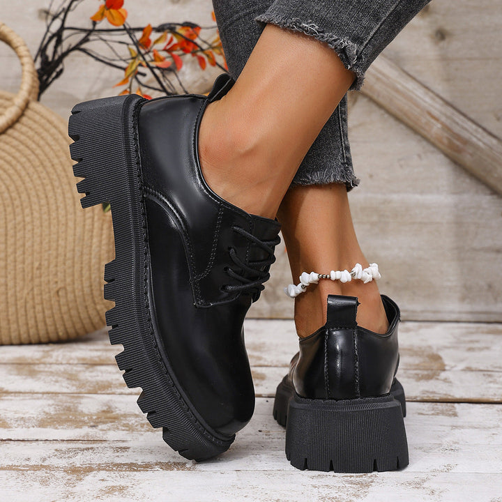 Ladies lace-up shoes with robust profile sole and elegant design Mune Fashion