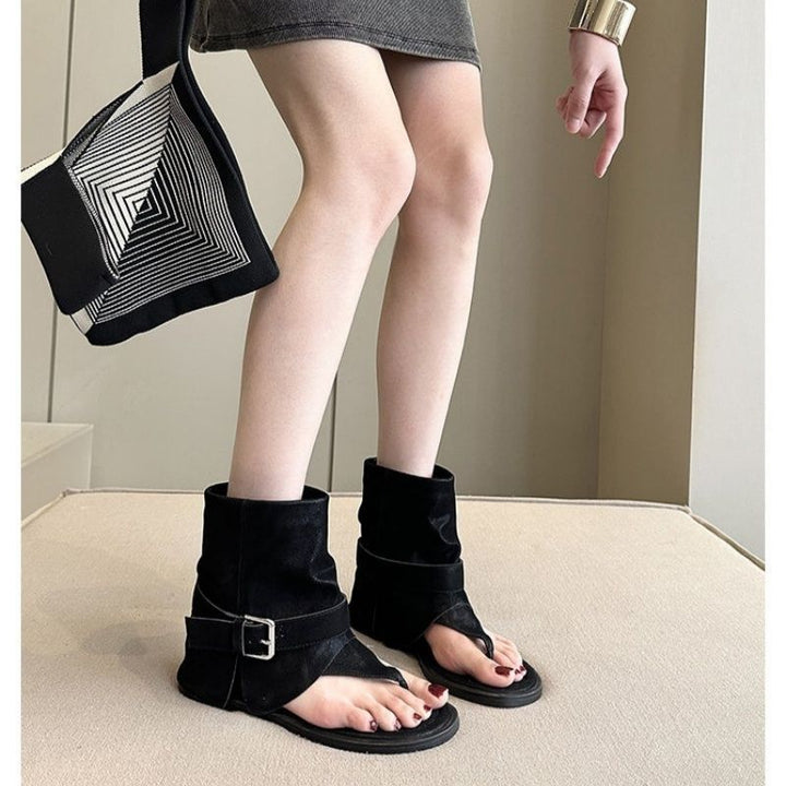 Ladies ankle-high suede sandal with toe post, cuff and buckle strap Mune Fashion