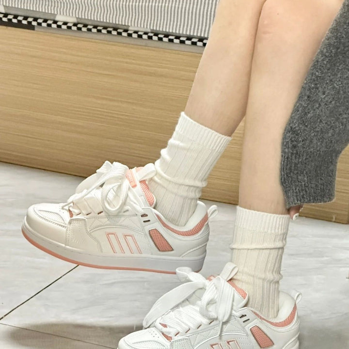 Ladies sporty sneakers with practical lacing and breathable mesh surface Mune Fashion