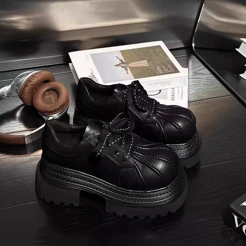 Women's Chunky Sneaker with robust profile and stylish seam details Mune Fashion